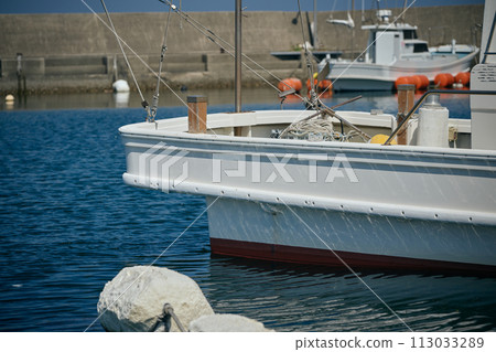 A ship moored at a fishing port 113033289