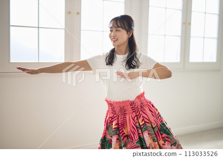 跳草裙舞的中年婦女 113033526