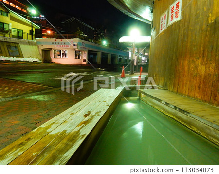 Foot bath in front of Naruko Onsen Station on the JR Rikuu East Line 113034073