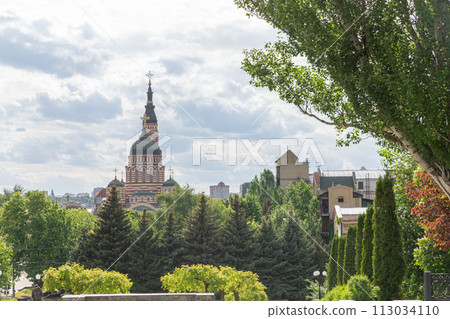 [Ukraine] Kharkiv, exterior of the Church of the Annunciation seen through the green forest 113034110