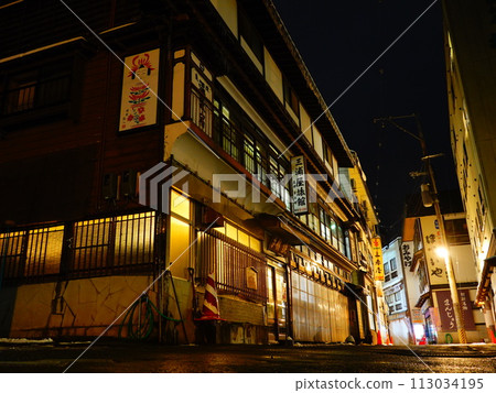 From the night scene of Hijiori Onsen, Okura Village, Yamagata Prefecture 113034195