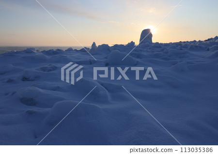 北海道佐呂海岸冰原清晨 113035386