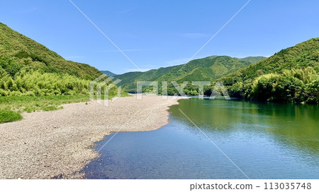 陽光明媚的五月天，四萬十川被藍天和綠樹染紅（高瀨沉下橋上游/高知縣四萬十市） 113035748