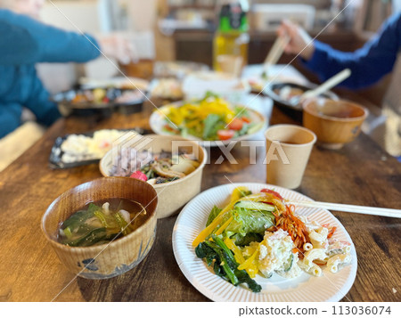 享用手邊的配菜快速午餐 享用手邊的配菜快速午餐 113036074