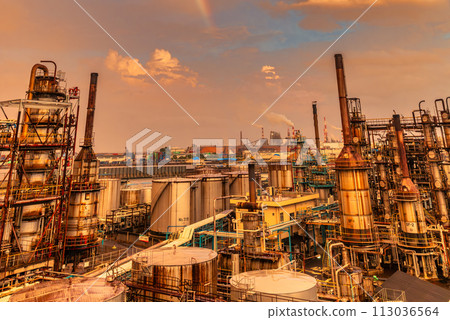 Factory scenery (summer evening view) in Iwakuni City, Yamaguchi Prefecture 113036564