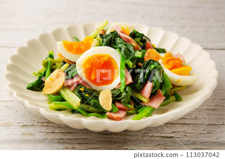 Stir-fried spinach and bacon 113037042