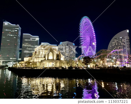 Night view of Minato Mirai reflected on the water surface 113037221