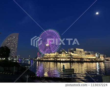 Night view of Minato Mirai reflected on the water surface 113037224