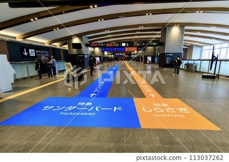 Transfer guidance line for conventional line limited express at Tsuruga Station concourse 113037262