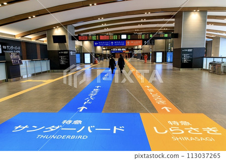 Transfer guidance line for conventional line limited express at Tsuruga Station concourse Transfer guidance line for conventional line limited express at Tsuruga Station concourse 113037265