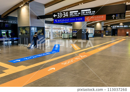 Transfer guidance line for conventional line limited express at Tsuruga Station concourse Transfer guidance line for conventional line limited express at Tsuruga Station concourse 113037268