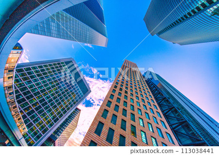 日本東京城市景觀，俯瞰汐留辦公區和沐浴在夕陽下的 Yurikamome 線 113038441