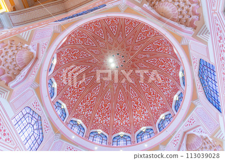 Beautiful Pink Mosque (Putra Mosque) in Kuala Lumpur, Malaysia 113039028