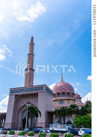 Beautiful Pink Mosque (Putra Mosque) in Kuala Lumpur, Malaysia Beautiful Pink Mosque (Putra Mosque) in Kuala Lumpur, Malaysia 113039031