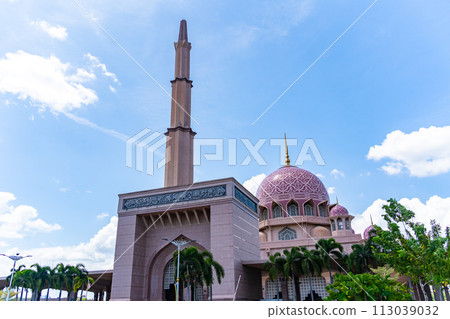 Beautiful Pink Mosque (Putra Mosque) in Kuala Lumpur, Malaysia Beautiful Pink Mosque (Putra Mosque) in Kuala Lumpur, Malaysia 113039032