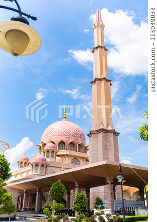 Beautiful Pink Mosque (Putra Mosque) in Kuala Lumpur, Malaysia Beautiful Pink Mosque (Putra Mosque) in Kuala Lumpur, Malaysia 113039033