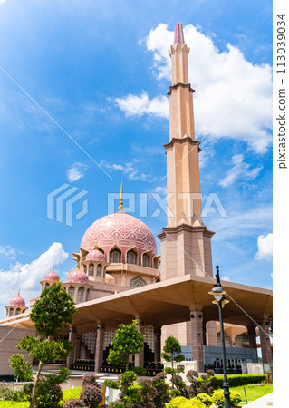 Beautiful Pink Mosque (Putra Mosque) in Kuala Lumpur, Malaysia Beautiful Pink Mosque (Putra Mosque) in Kuala Lumpur, Malaysia 113039034