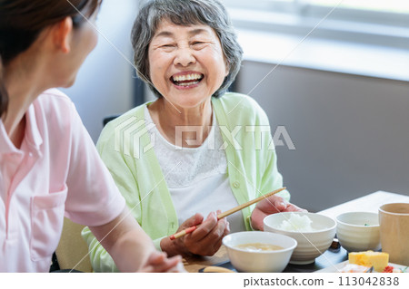 老年女性飲食和照料者 拍攝合作:中央工業大學附屬日語學校 老年女性飲食和照料者 拍攝合作:中央工業大學附屬日語學校 113042838