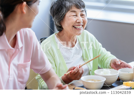 Senior women eating and caregivers Photographing cooperation: Japanese language school attached to Chuo Institute of Technology Senior women eating and caregivers Photographing cooperation: Japanese language school attached to Chuo Institute of Technology 113042839