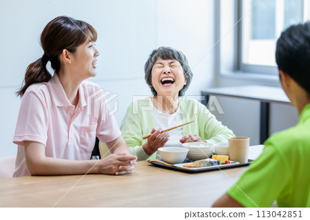 老年女性飲食和照料者 拍攝合作:中央工業大學附屬日語學校 老年女性飲食和照料者 拍攝合作:中央工業大學附屬日語學校 113042851