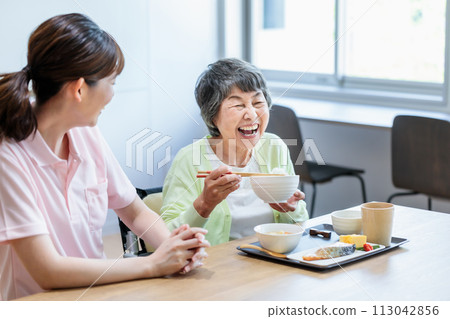 老年女性飲食和照料者 拍攝合作:中央工業大學附屬日語學校 老年女性飲食和照料者 拍攝合作:中央工業大學附屬日語學校 113042856
