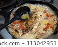 搪瓷煎鍋中的 Aqua pazza 113042951