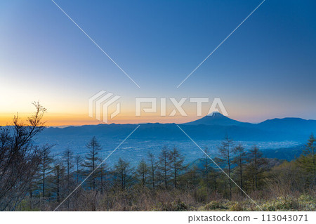[Magic Hour] Mt. Fuji at magic hour seen from Mt. Amari [Yamanashi Prefecture] 113043071