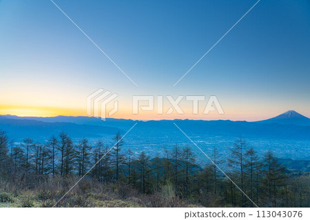 [Magic Hour] Mt. Fuji at magic hour seen from Mt. Amari [Yamanashi Prefecture] 113043076