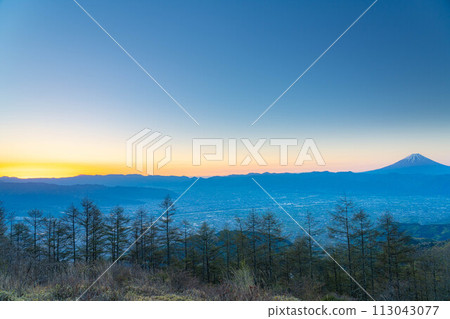[Magic Hour] Mt. Fuji at magic hour seen from Mt. Amari [Yamanashi Prefecture] 113043077
