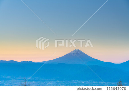 [Magic Hour] Mt. Fuji at magic hour seen from Mt. Amari [Yamanashi Prefecture] 113043078
