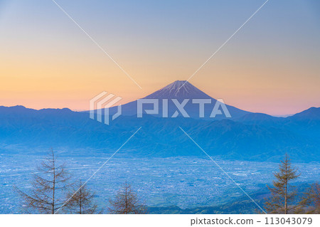 [Magic Hour] Mt. Fuji at magic hour seen from Mt. Amari [Yamanashi Prefecture] 113043079