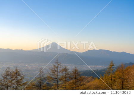 [Magic Hour] Mt. Fuji at magic hour seen from Mt. Amari [Yamanashi Prefecture] 113043083