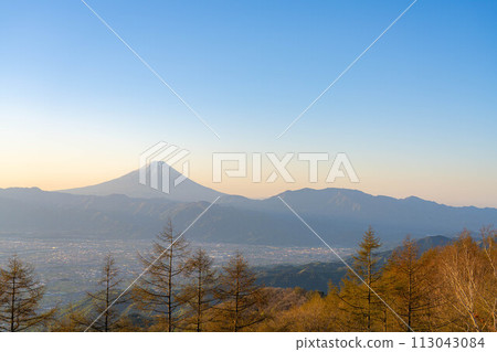 [Magic Hour] Mt. Fuji at magic hour seen from Mt. Amari [Yamanashi Prefecture] 113043084
