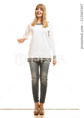 fashion woman in blank white tshirt 113043307