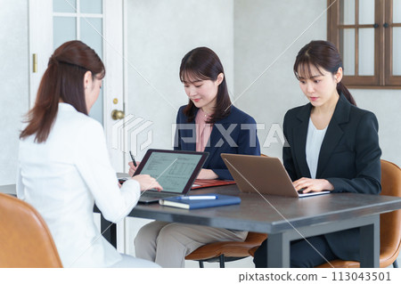 Business woman working in coworking space 113043501