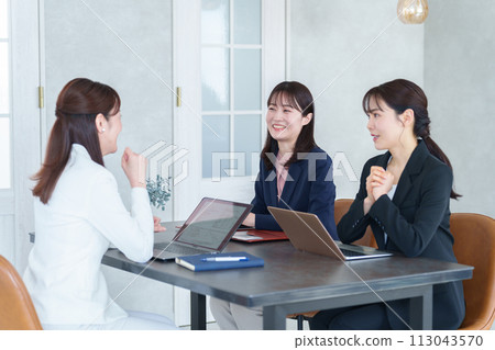 Businesswomen having a meeting in a coworking space 113043570