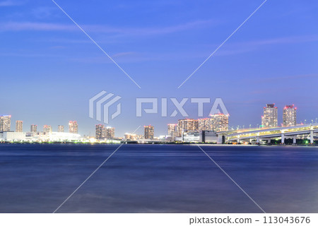Rainbow Bridge and Toyosu Market seen from Shibaura Pier Long-second photography Rainbow Bridge and Toyosu Market seen from Shibaura Pier Long-second photography 113043676