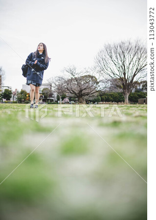 在公園散步的高中女孩 113043772