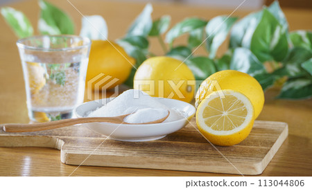 Citric acid image | Citric acid (powder) and lemon 113044806