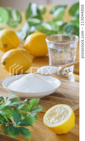 Citric acid image | Citric acid (powder) and lemon 113044808