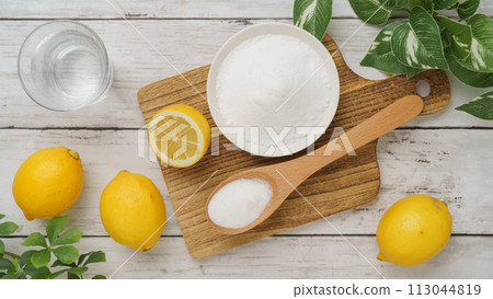 Citric acid image | Citric acid (powder) and lemon 113044819
