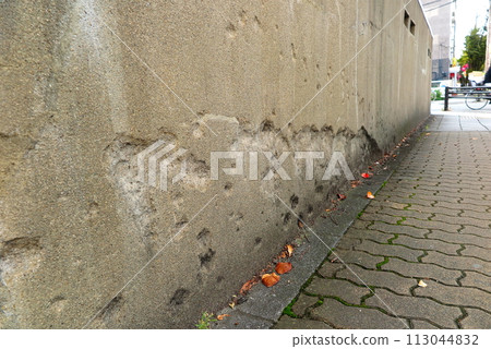 Amagasaki City Hall Kaimei Building (formerly Kaimei Elementary School) in Hyogo Prefecture: Machine gun bullet holes left on the outer wall (preserved part of the sidewalk) 113044832