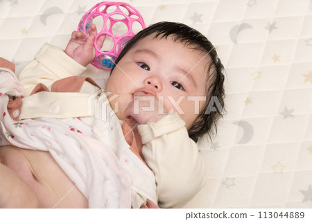 [Baby diaper change] 113044889