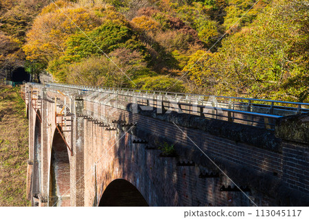 群馬縣安中市的秋天、紅葉的Abt路、碓冰三橋(梅金橋) 群馬縣安中市的秋天、紅葉的Abt路、碓冰三橋(梅金橋) 113045117