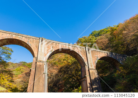 群馬縣安中市的秋天、紅葉的Abt路、碓冰三橋（梅金橋） 113045120