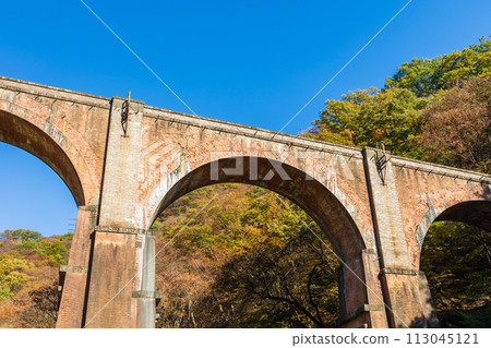 群馬縣安中市的秋天、紅葉的Abt路、碓冰三橋（梅金橋） 113045121