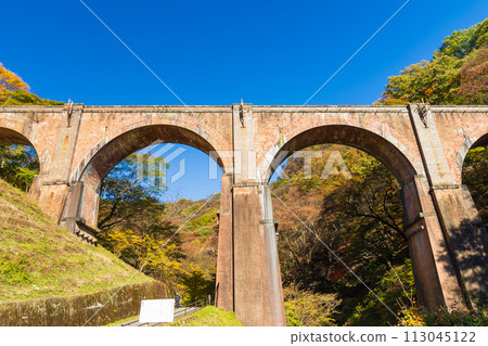 群馬縣安中市的秋天、紅葉的Abt路、碓冰三橋(梅金橋) 群馬縣安中市的秋天、紅葉的Abt路、碓冰三橋(梅金橋) 113045122