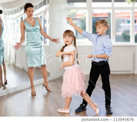 Boy and girl in pair train to dance contemporary vigorous hustle during classes. Boy and girl in pair train to dance contemporary vigorous hustle during classes. 113045676