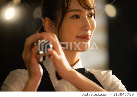 bartender woman 113045799
