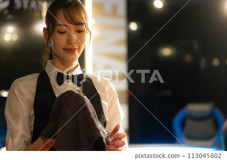 bartender woman 113045802